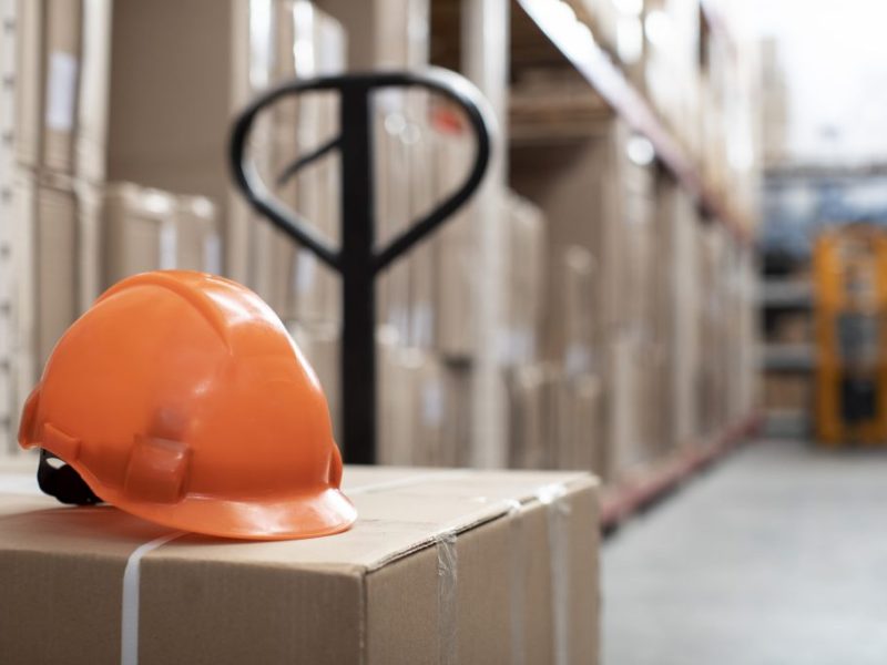concepto-almacen-logistico-casco-naranja-1024x683
